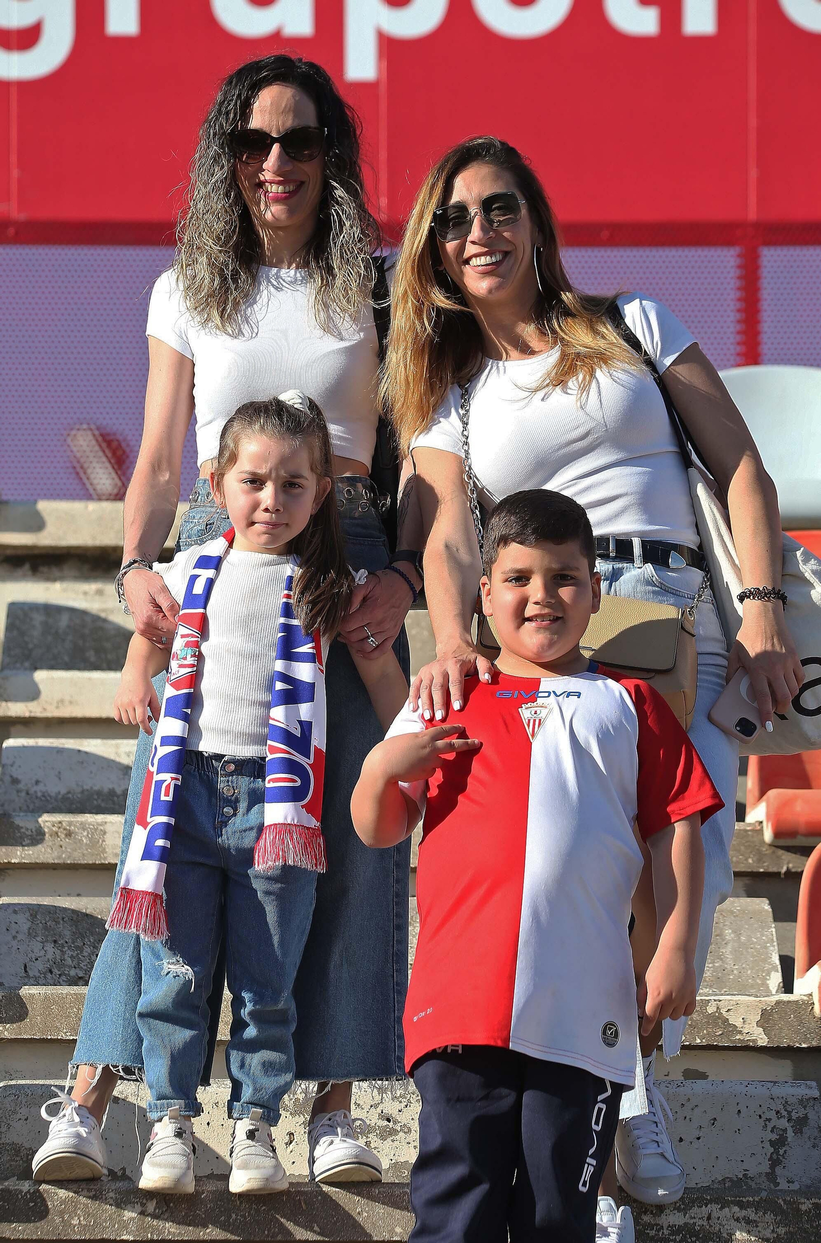 Fotos de la afición durante el Algeciras - Córdoba en el Nuevo Mirador