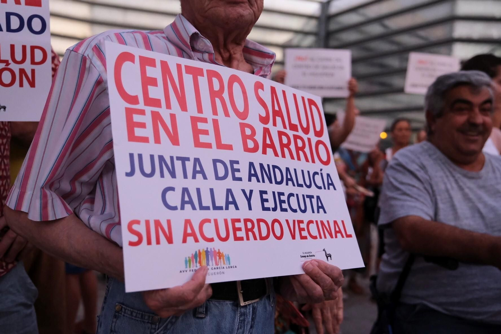 La protesta de los vecinos de El Higuerón por el traslado de las consultas médicas, en imágenes