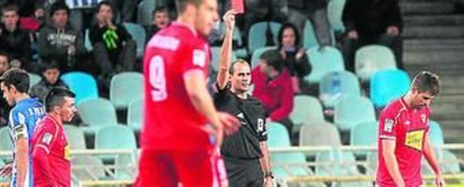 Álvarez Izquierdo muestra la tarjeta roja a Coke ante Medel y Negredo.