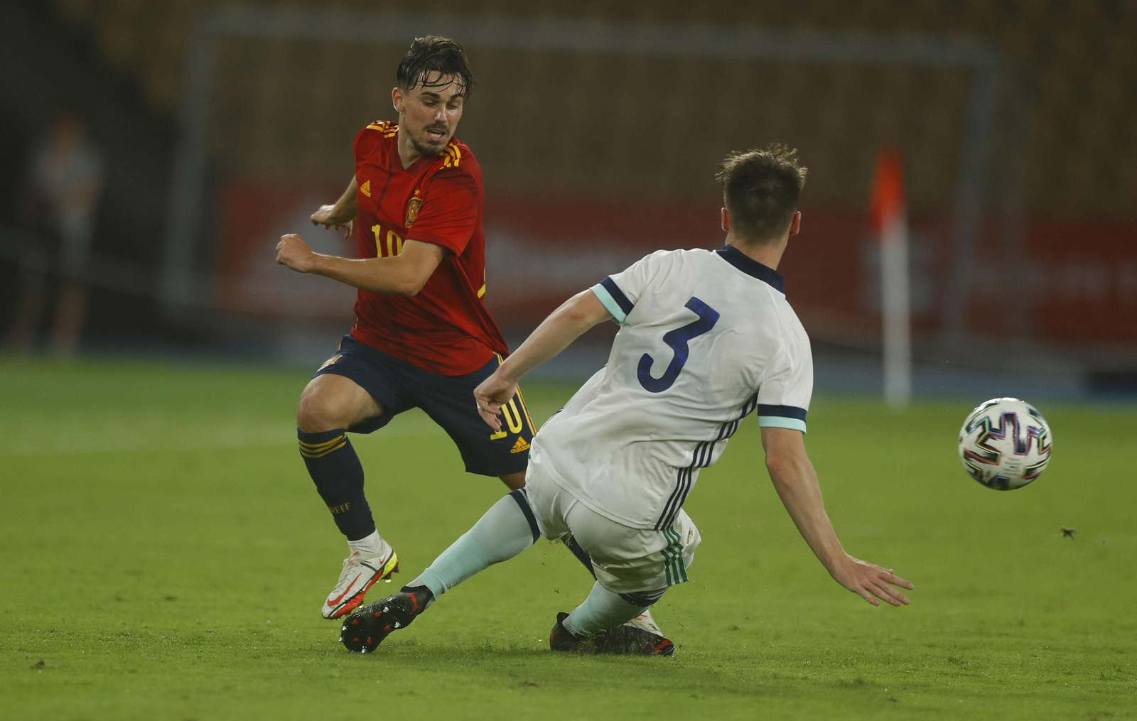 Rodri se marcha de un rival en un lance del partido celebrado en La Cartuja.