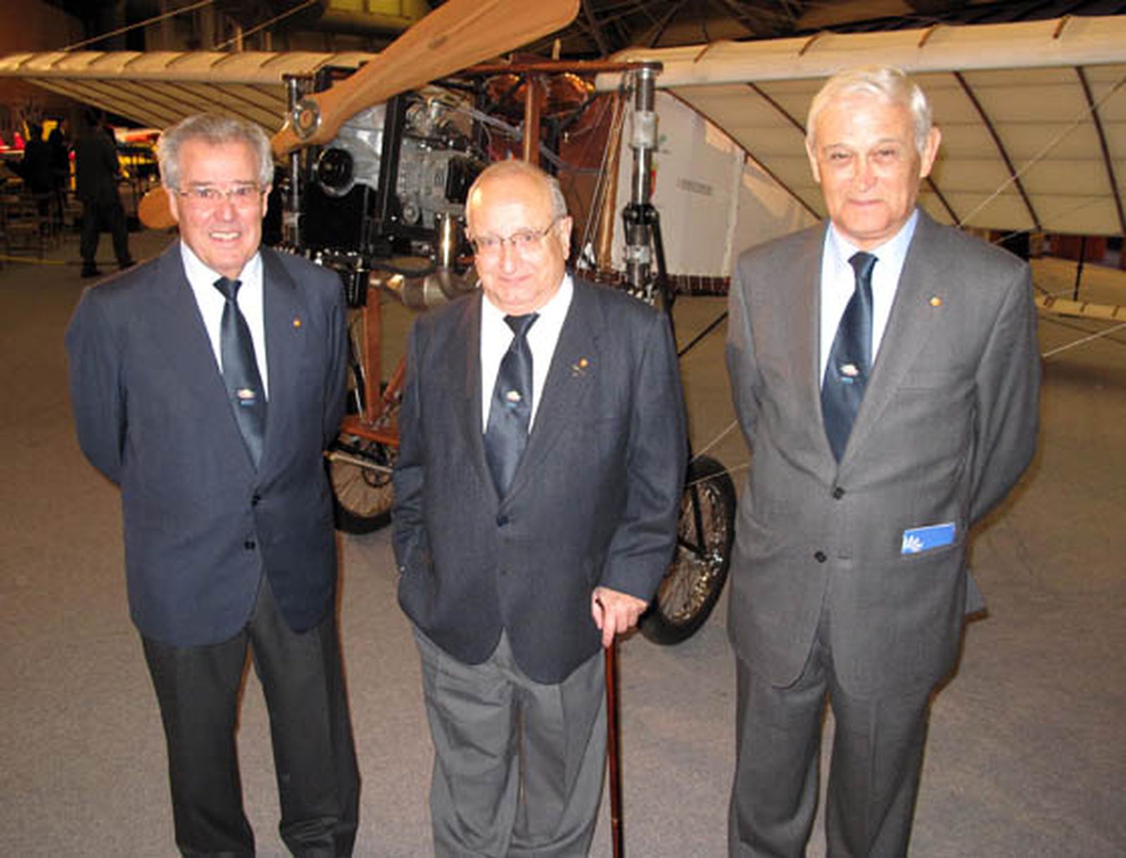 Rafael Jiménez, Julián Oller y el general Juan Godoy, presidente y vicepresidentes, respectivamente, de la Fundación Aérea de la Comunidad Valenciana.

Foto: Victoria Ramírez