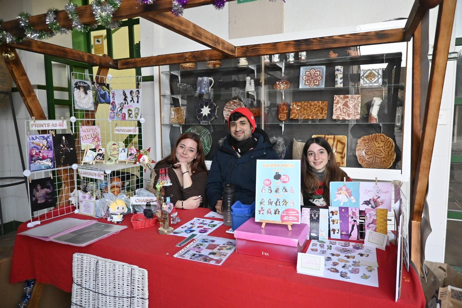 Imágenes del tradicional mercadillo de navidad de la escuela de arte León Ortega