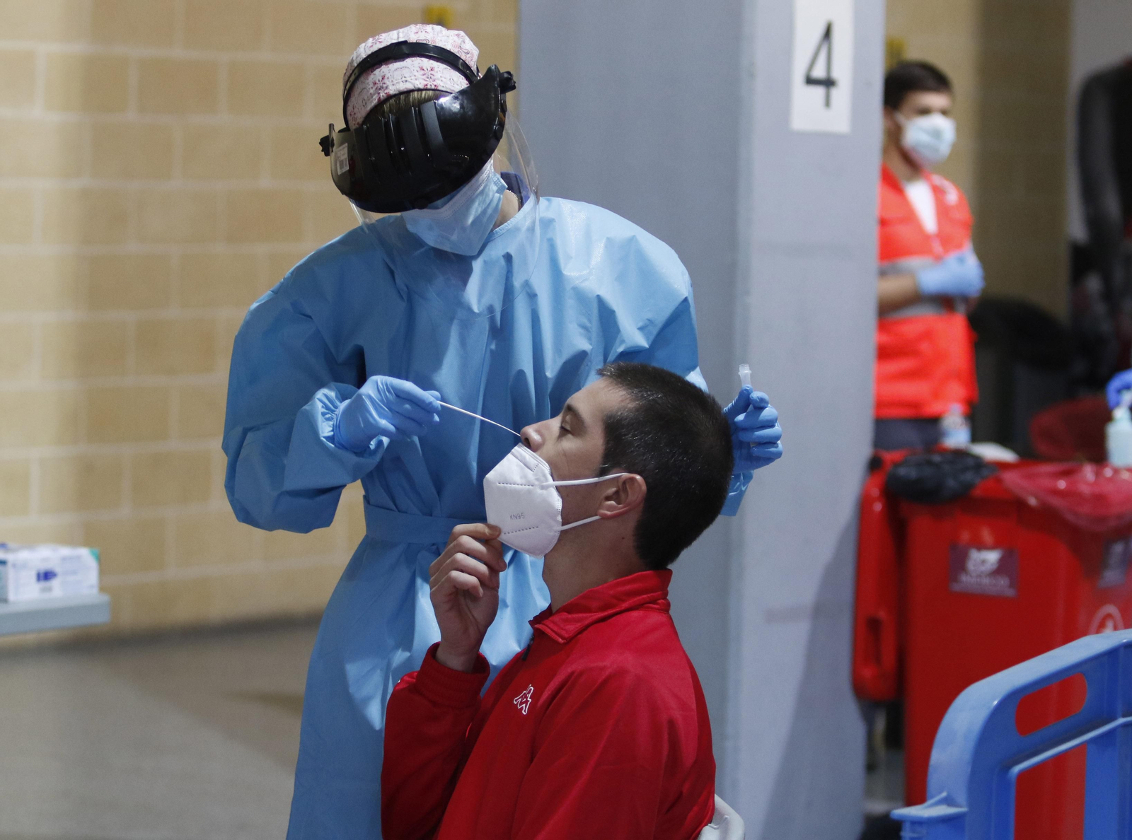 Un joven se somete al test de antígenos en Vista Alegre.