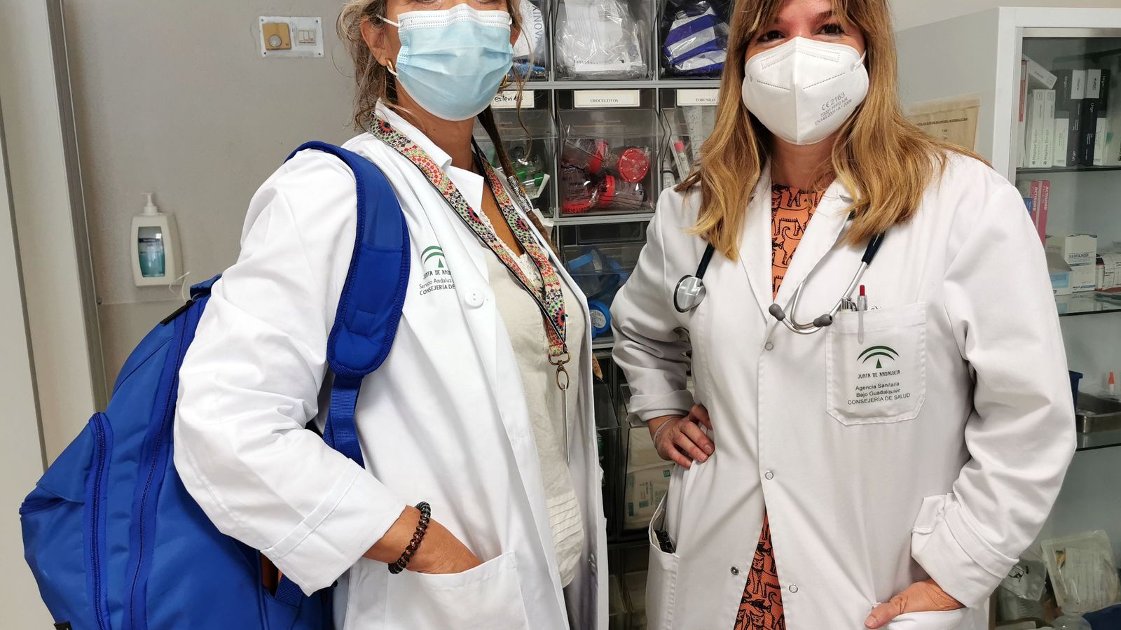 Primer equipo humano del nuevo servicio de hospitalización domiciliaria puesto en marcha para pacientes paliativos en Alcalá de Guadaira: a la derecha la facultativa María Carmona y a la izquierda la enfermera Mª Ángeles García.