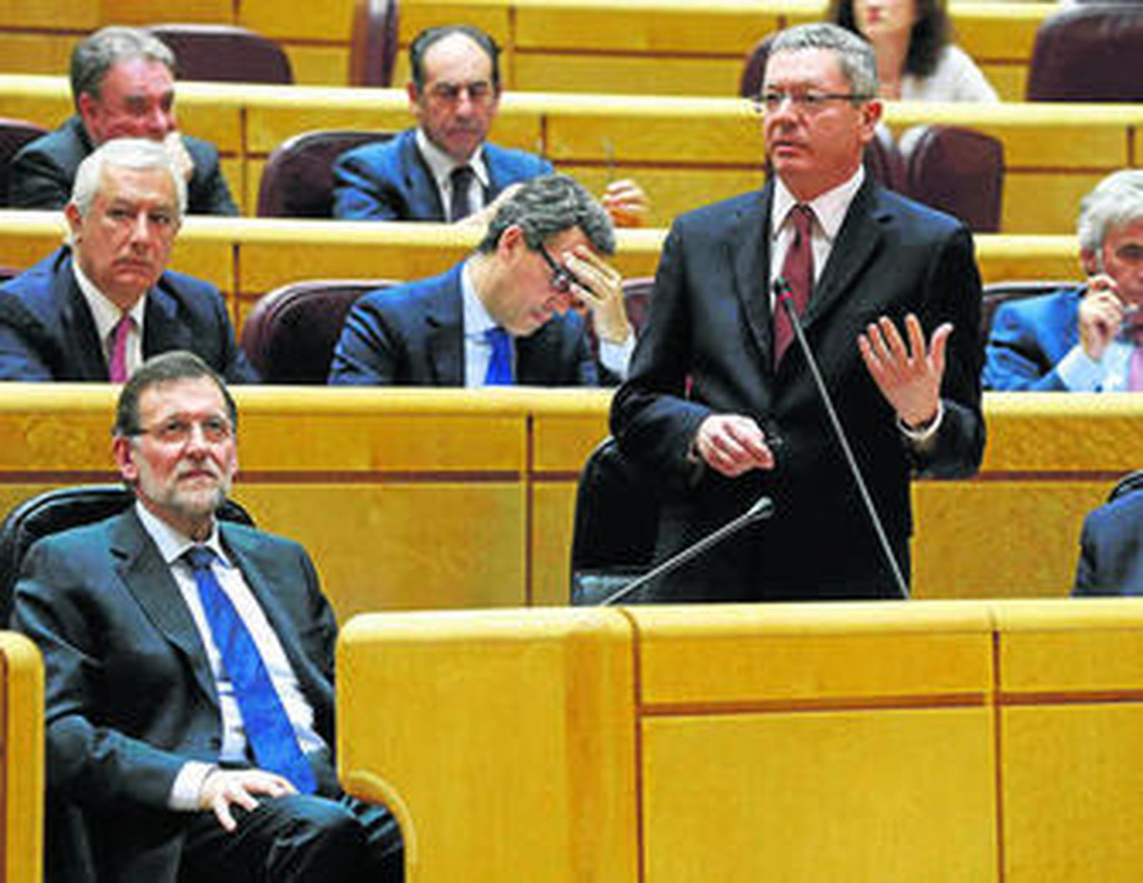 Alberto Ruiz-Gallardón durante su intervención, ayer en el Senado junto a Mariano Rajoy.