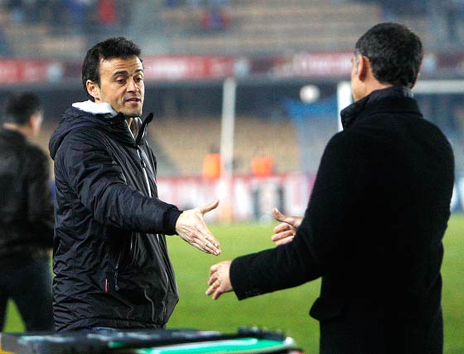 Luis Enrique felicita al técnico del Xerez, Javi López, por la victoria del cuadro azulino ante su equipo. 

Foto: Juan Carlos Toro