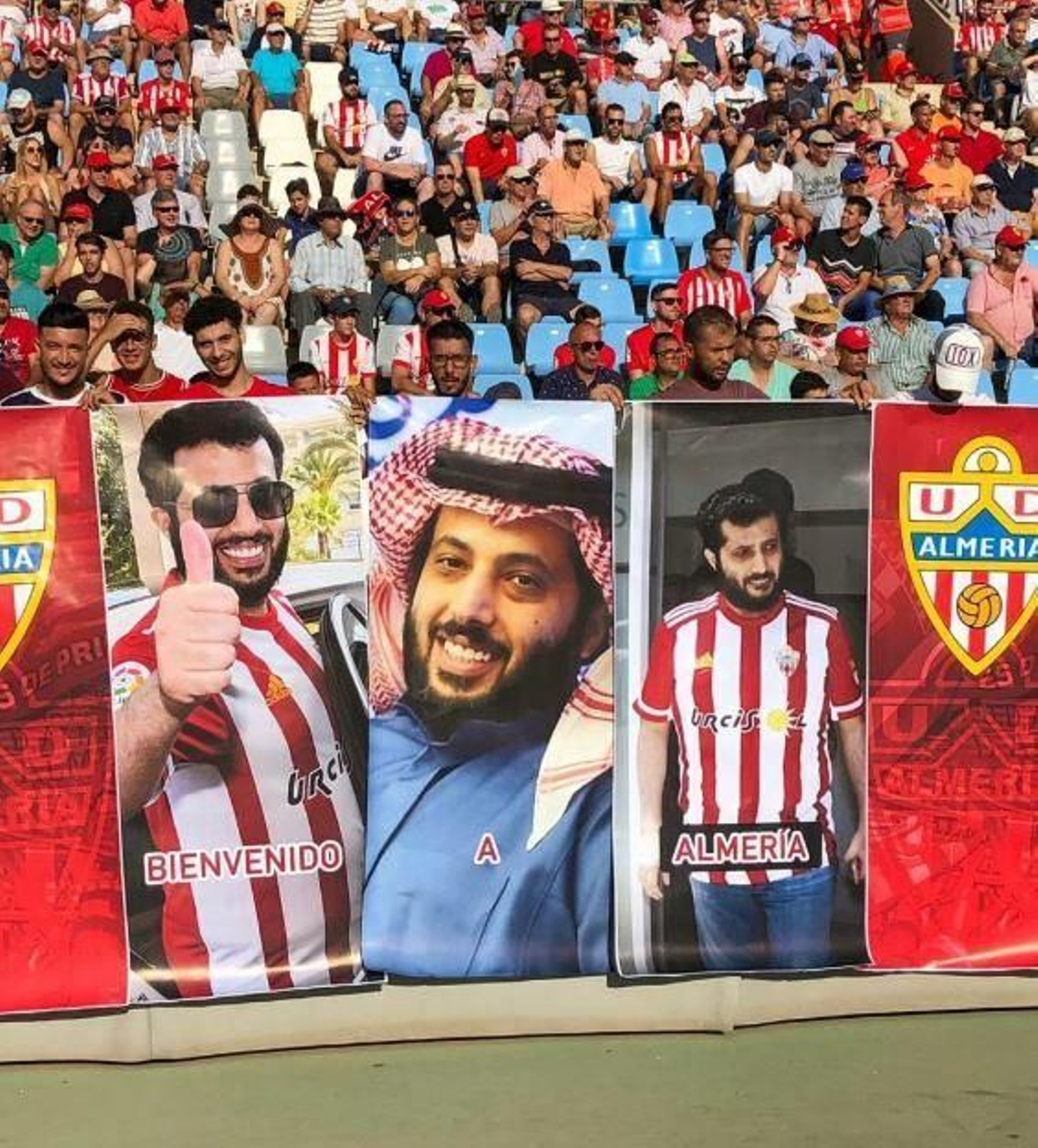 El rostro de Turki Al-Sheikh se dejó ver en alguna pancarta