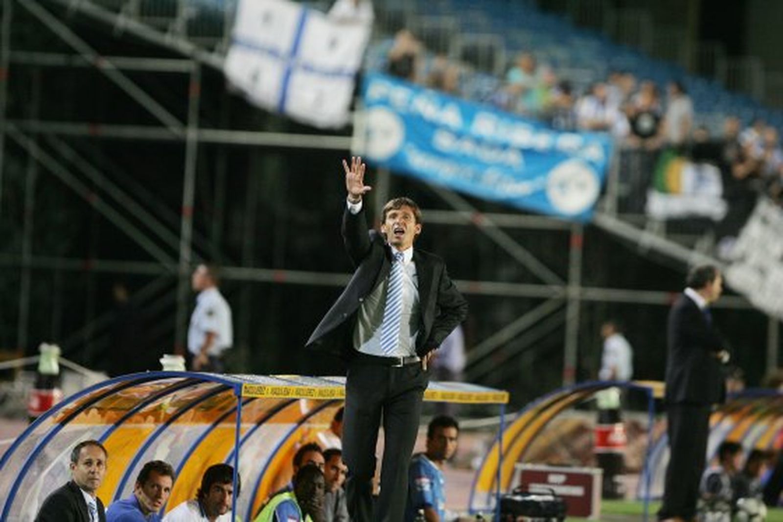 José Ángel Ziganda, dando instrucciones en el partido de ayer.  Foto: Pascual / Juan Carlos Toro