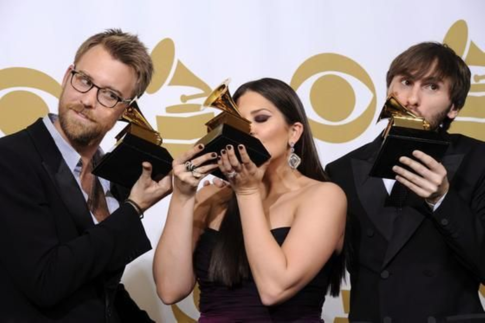 Los músicos estadounidenses Charles Kelley (d), Hillary Scott (c) y Dave Haywood (i), de la banda Lady Antebellum, posan con su galardón al mejor album de música Country por 'Own the Night'. / EFE