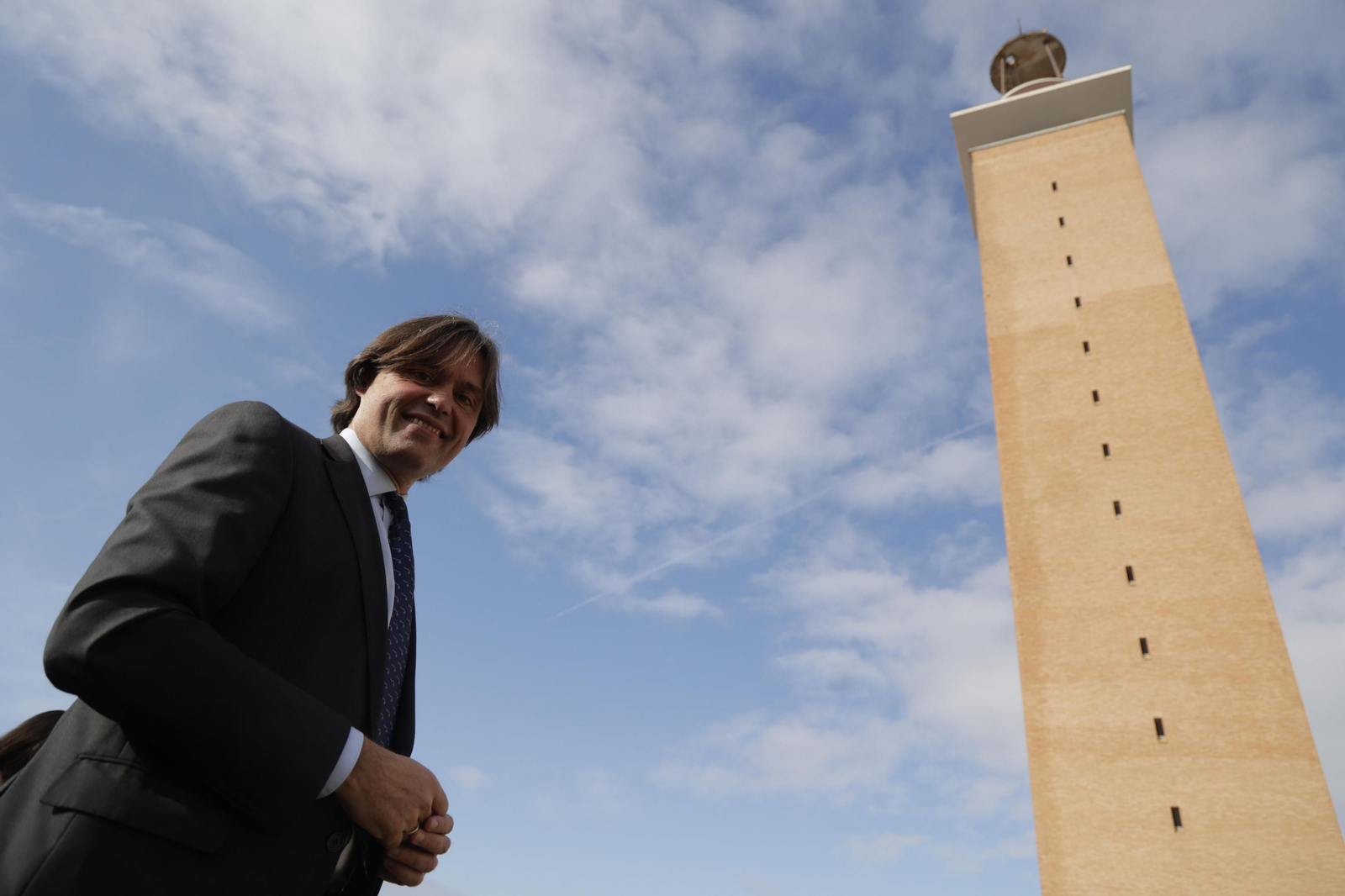 Francisco Oliva, junto a la emblemática torre de la UPO.