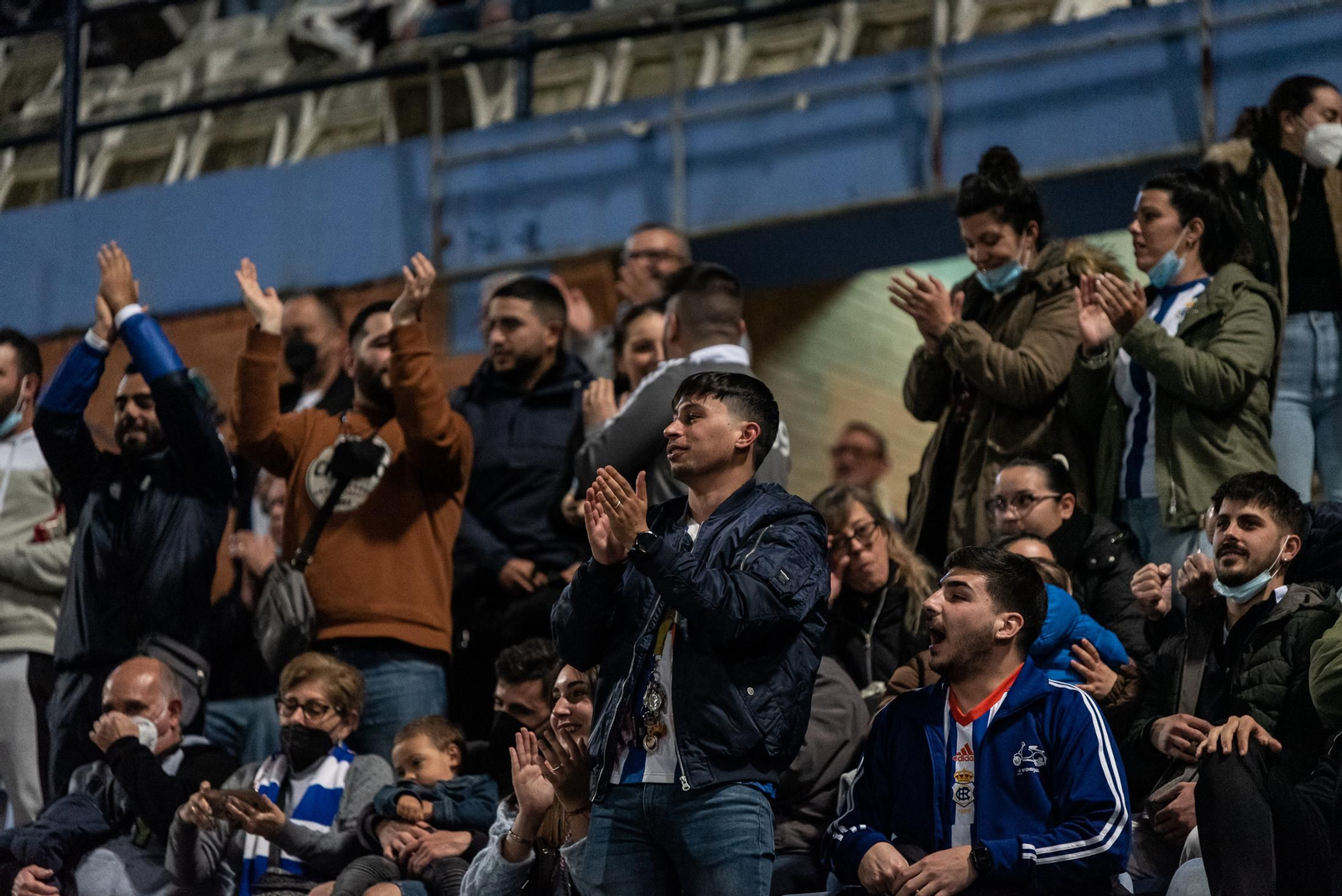 Imágenes del ambiente en las gradas del Recre - Conil