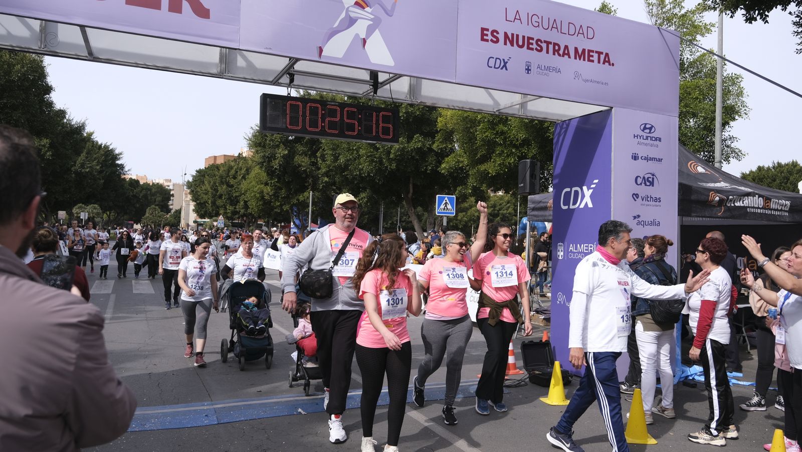 Imágenes de la Carrera de la Mujer 2023 en Almería