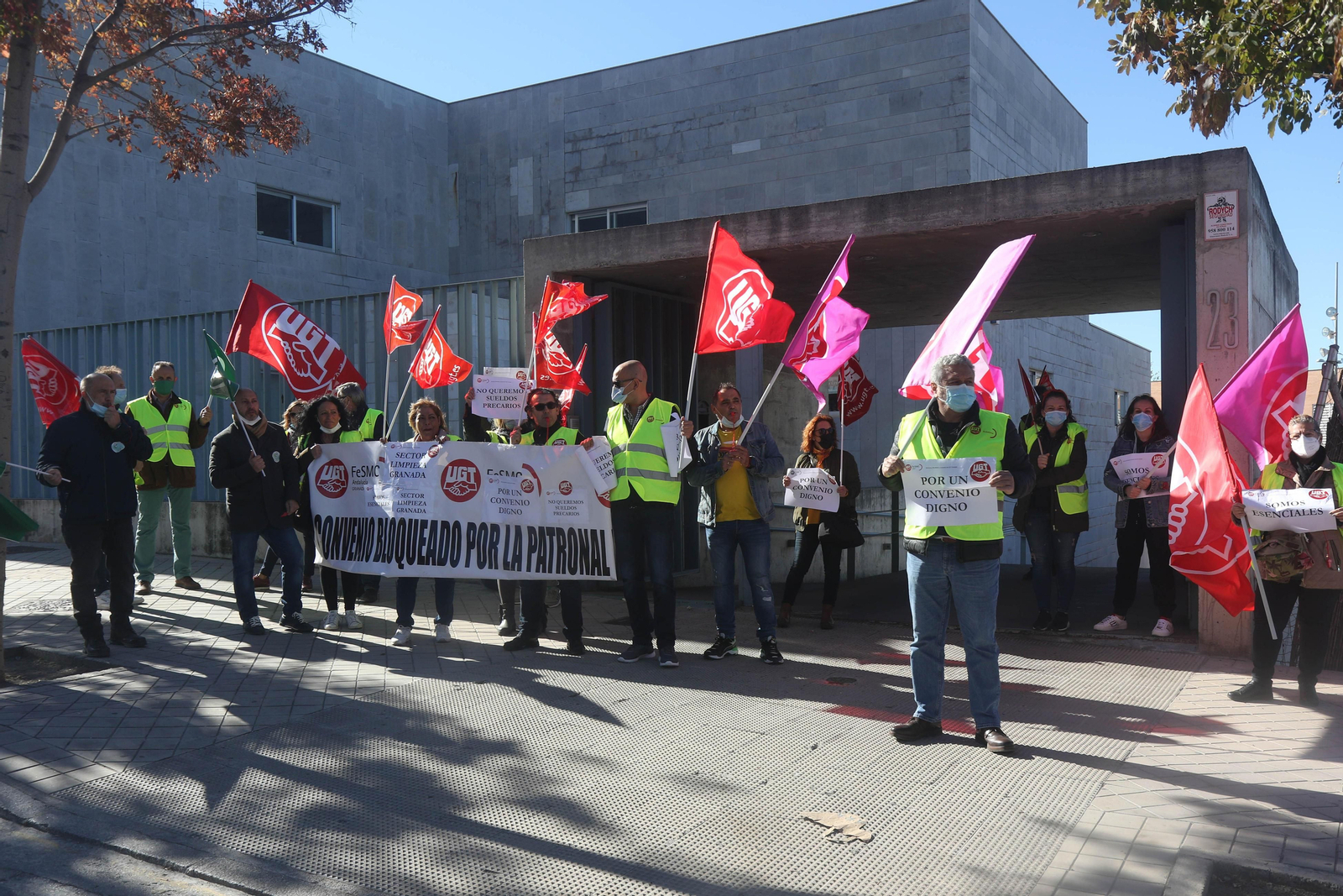 Un momento de la protesta ante la Confederación de Empresarios