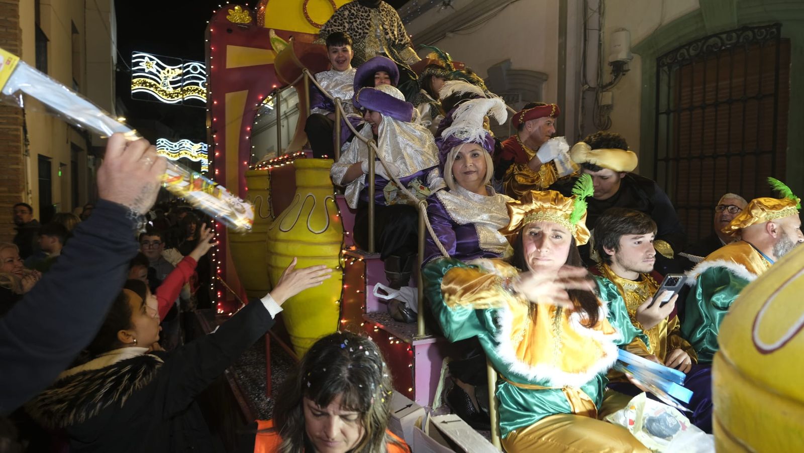 Imágenes de la cabalgata de Huércal de Almería: miles de personas reciben a los Reyes Magos