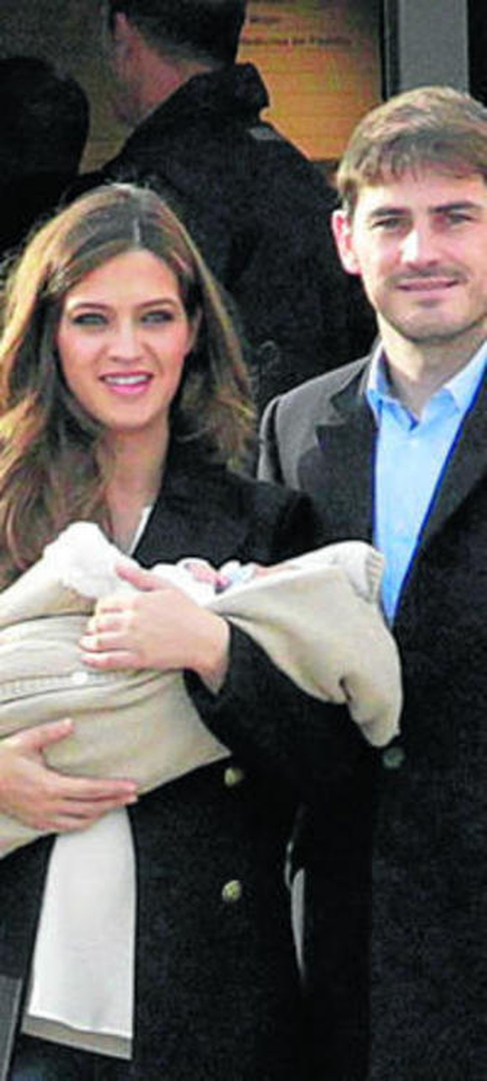 Sara e Íker presentan a su hijo