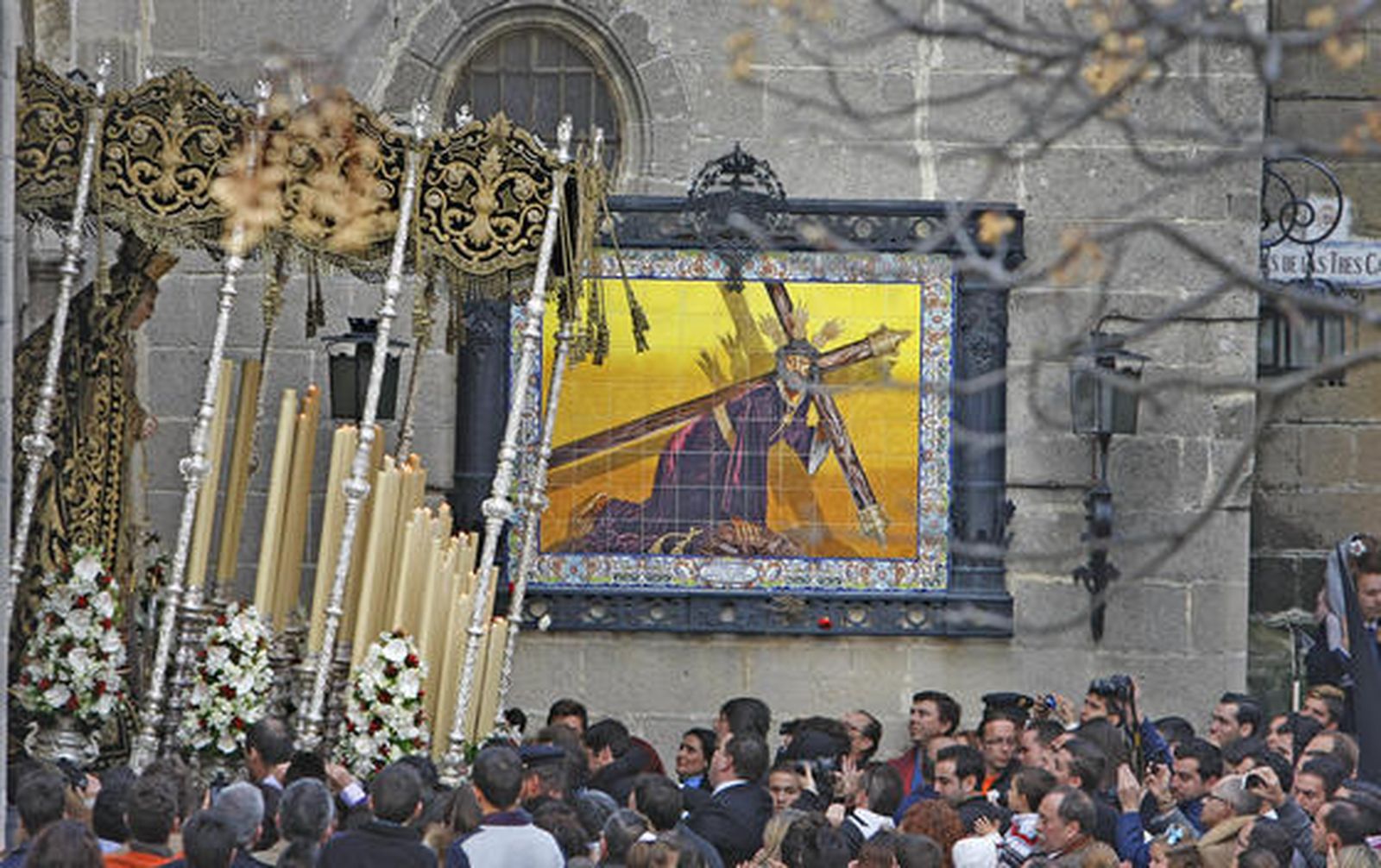 La salida del palio de María Santísima de los Dolores desde San Lucas es una maniobra muy complicada debido a las dimensiones de la puerta.  Foto: Pascual