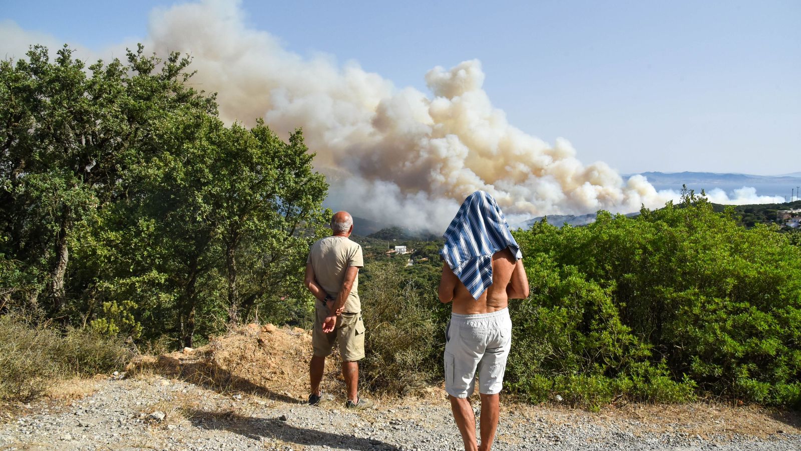 Dos personas observando el incendio