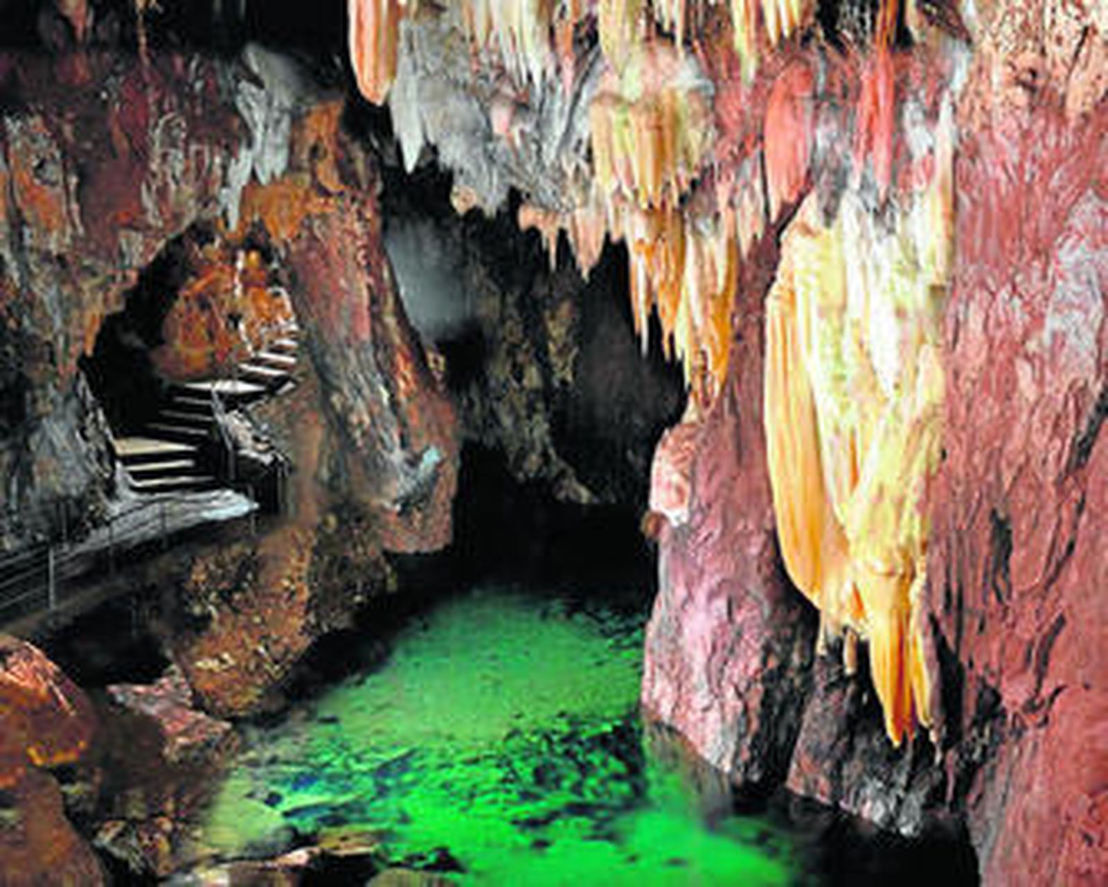 Uno de los bellos espacios de la Gruta de las Maravillas.