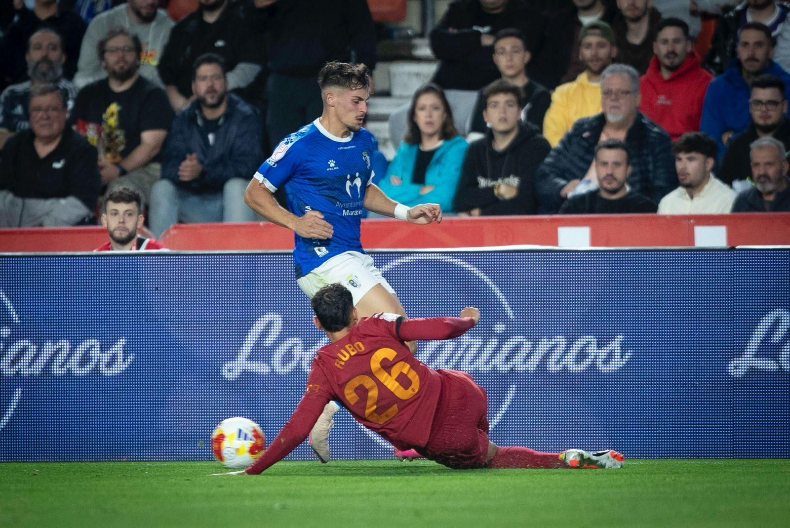 Una disputa de balón durante el partido copero
