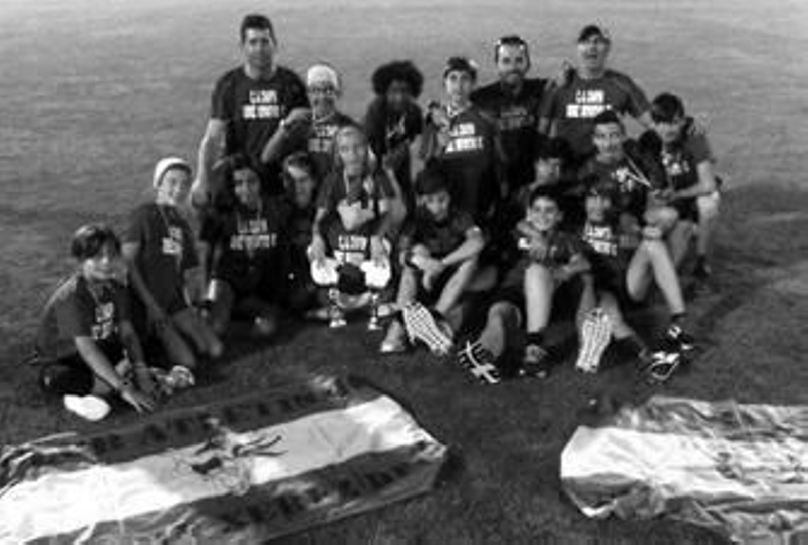 La expedición jerezana del Chapín Xerez DFC, en el césped del Enrique López Cuenca de Nerja.