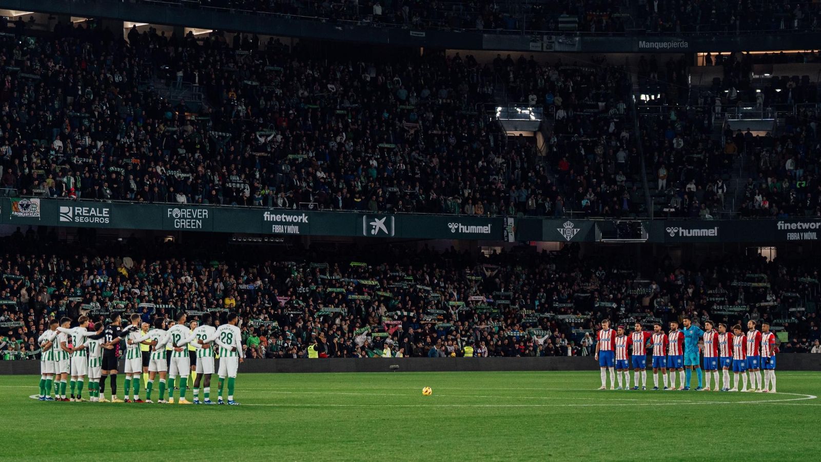 Ambos equipos antes de iniciar el último duelo en el Villamarín