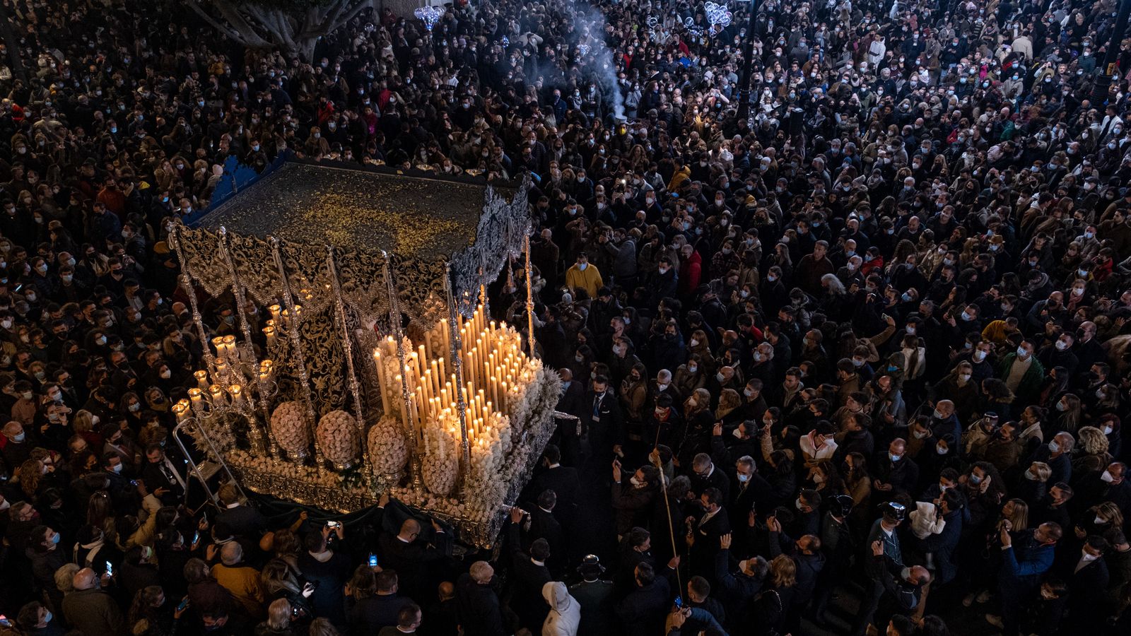 La Candelaria visita el Palacio Arzobispal y el Ayuntamiento de Sevilla