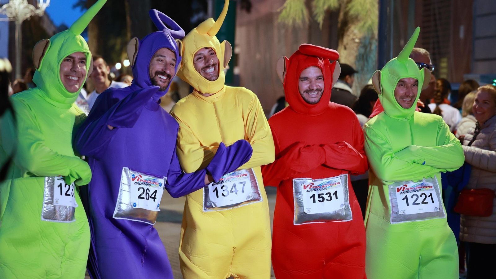Un grupo de participantes en la San Silvestre 2023.