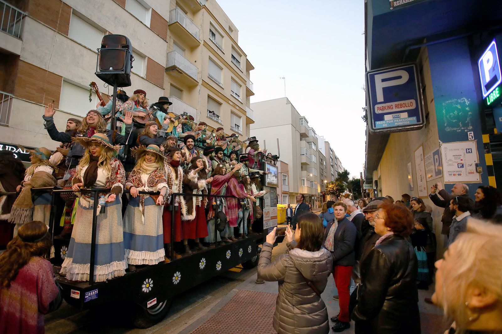 Las imágenes del carrusel de coros en el paseo marítimo