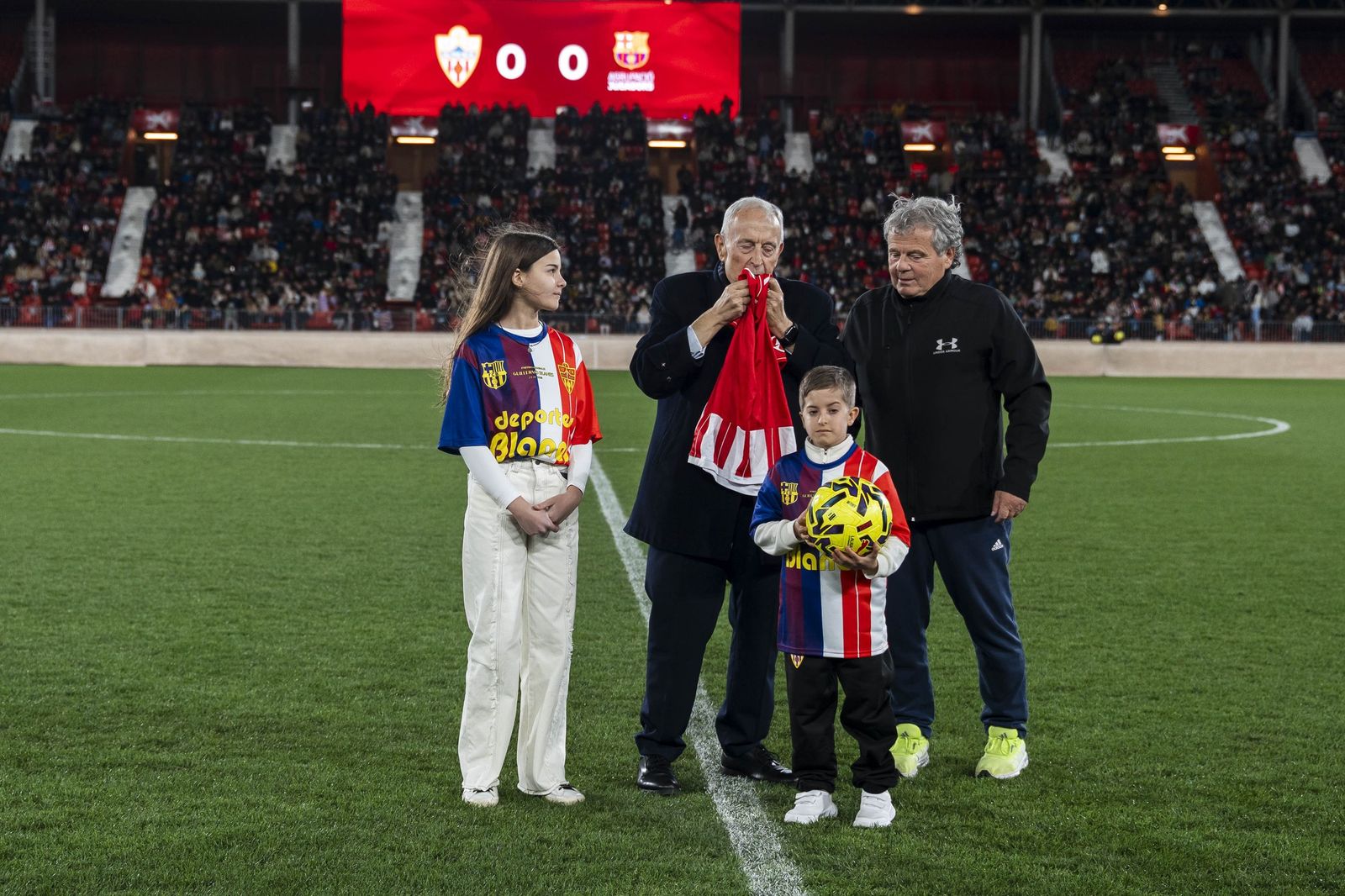 Fotogalería del partido homenaje a Guillermo Blanes entre los veteranos de la UD Almería y el FC Barcelona