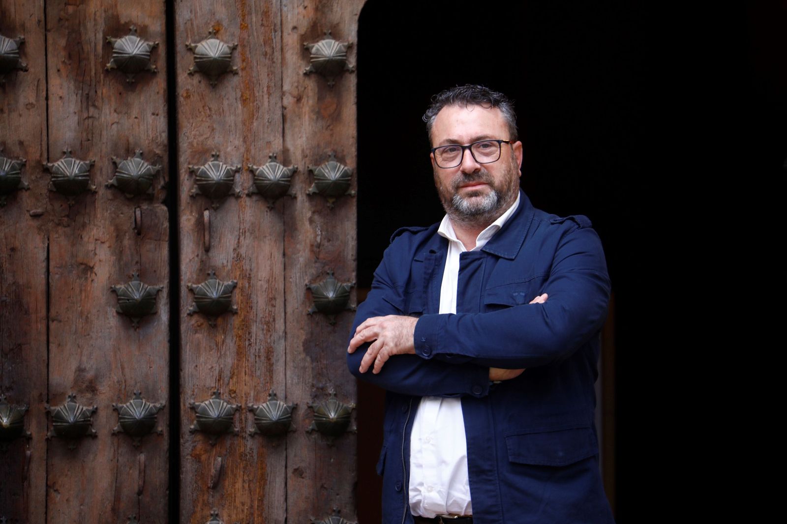 Rafa López posa en la puerta de la iglesia de San Pablo.