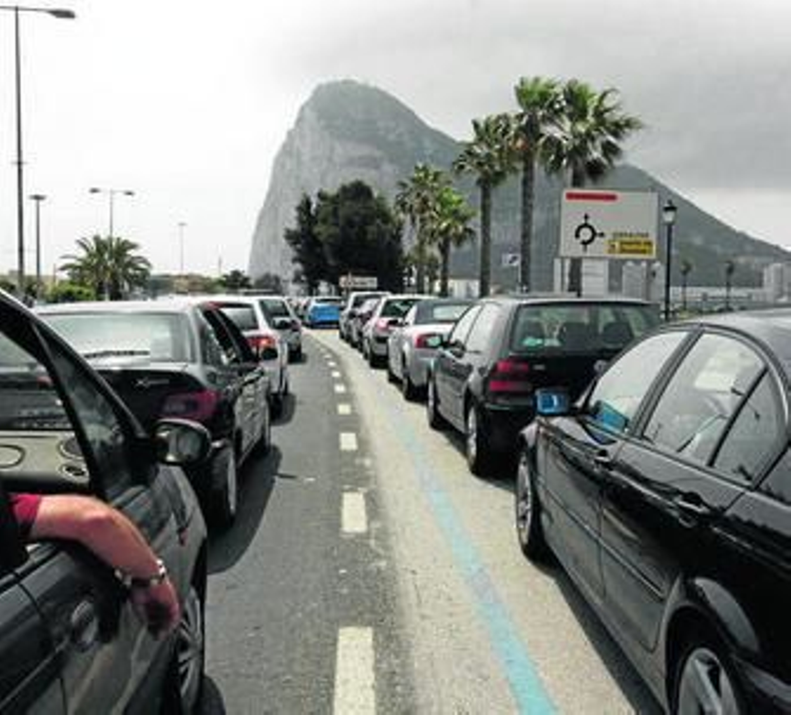 Imagen de las colas registradas ayer en los accesos al Peñón.