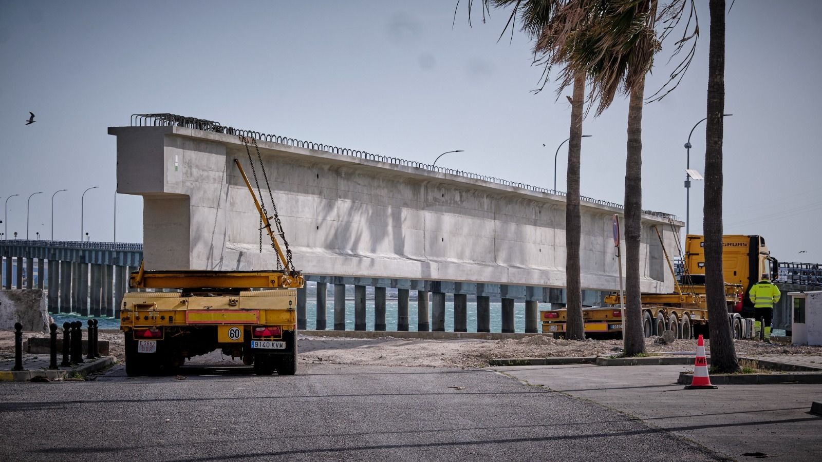 Imágenes de la colocación de una nueva viga sobre el vano 30 en el puente Carranza de Cádiz