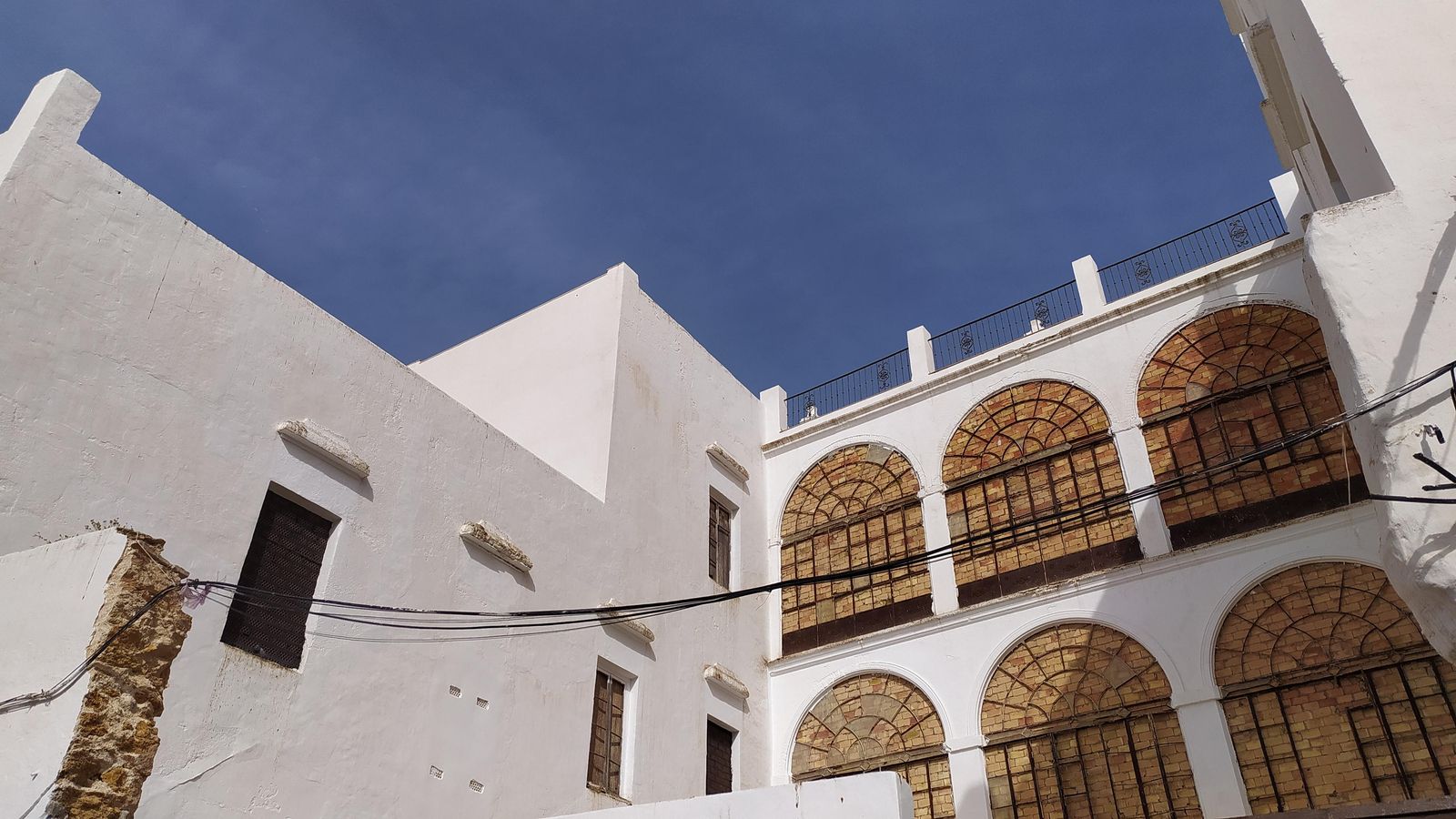 Patio trasero, donde el proyecto plantea una cubierta retráctil.