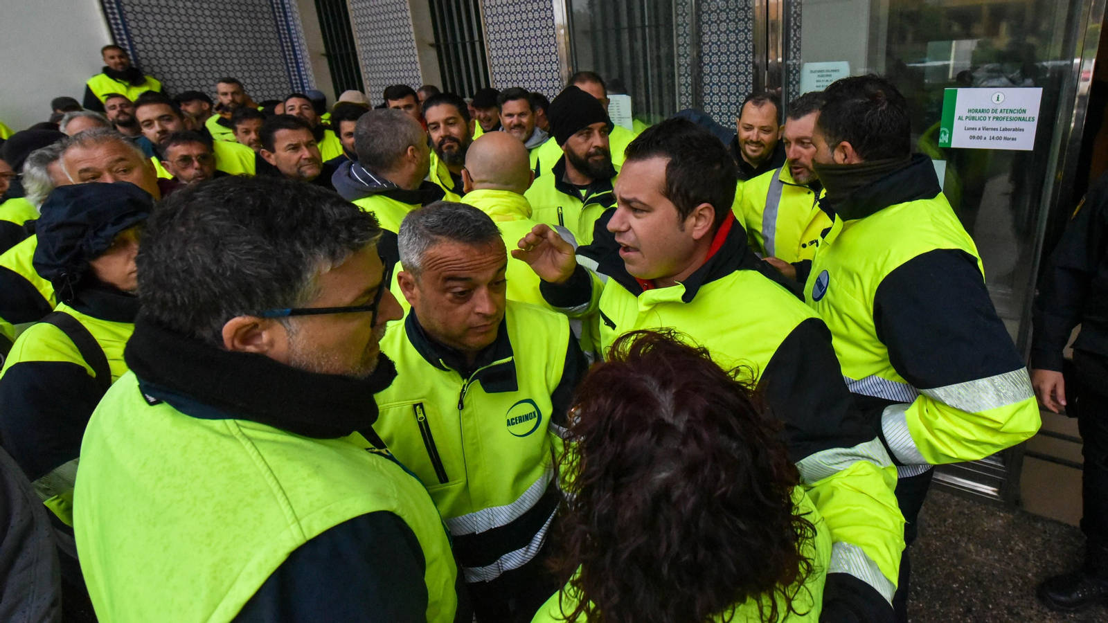 Imágenes de la entrada a los juzgados del trabjador detenido en la ultima manifestación de la plantilla Acerinox en