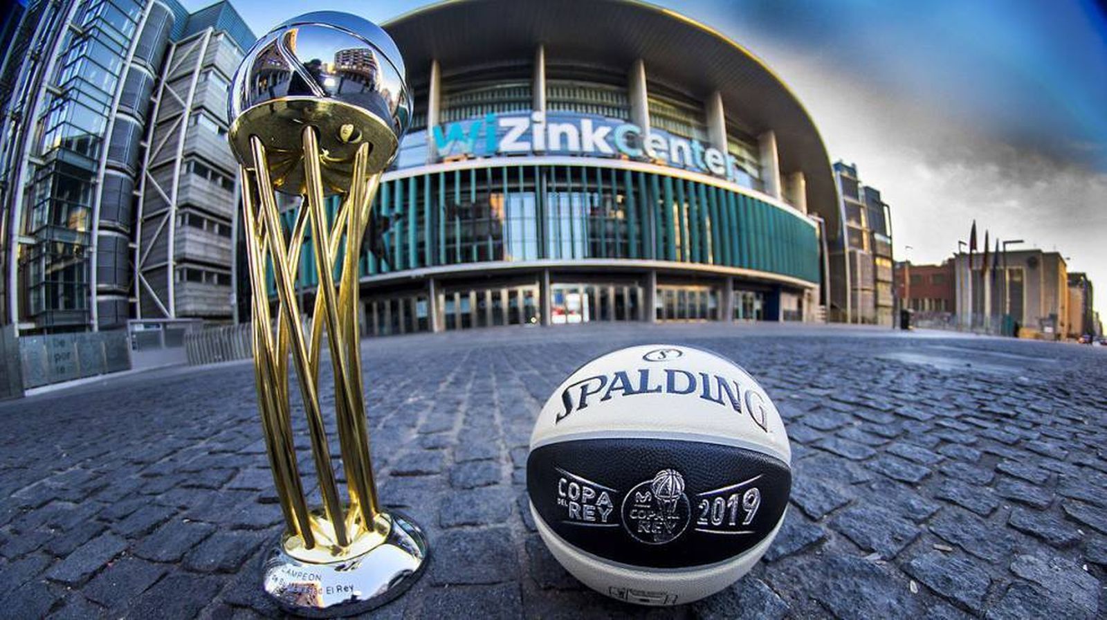 El trofeo de la Copa del Rey frente al WiZink Center.