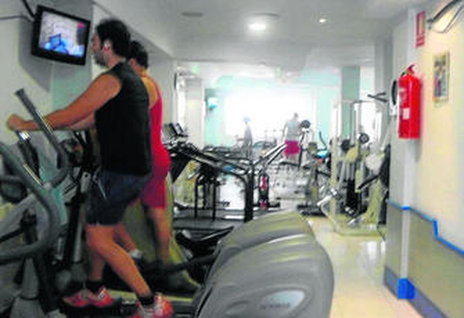 Algunos de los clientes habituales del gimnasio New Line Gym ejercitándose.