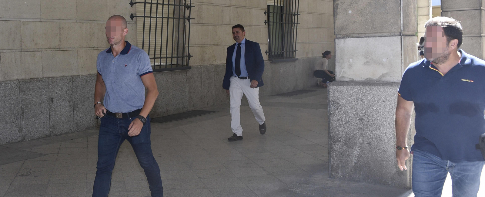 Uno de los vigilantes agredidos por Ángel Boza, a su salida de los juzgados tras prestar declaración. Uno de los vigilantes agredidos por Ángel Boza, a su salida de los juzgados tras prestar declaración.