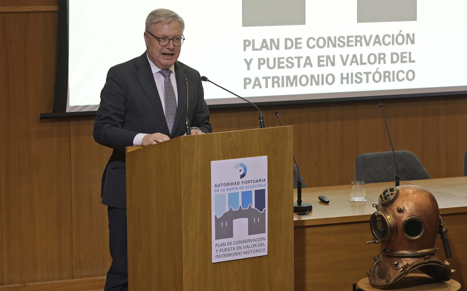 Fotos de la restauración de un traje clásico de buzo de la primera mitad del siglo XX en Algeciras