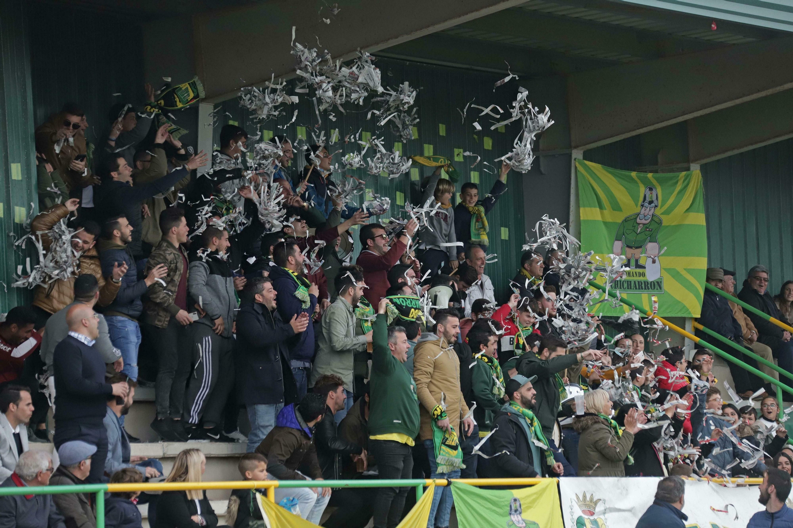 La afición de la Unión lanza papelillos en el San Rafael.