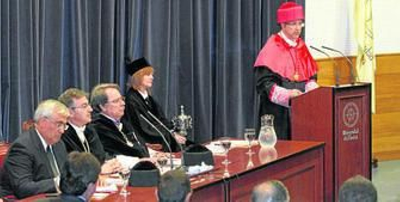 El secretario general de la UHU, Juan Gorelli, lee la Memoria del curso pasado, en el acto inaugural celebrado en el edificio Jacobo del Barco.
