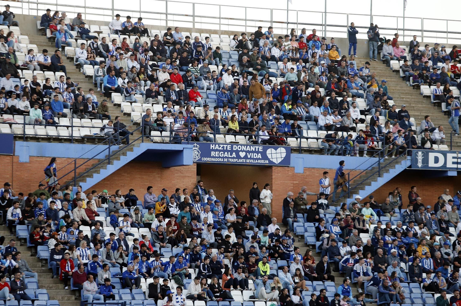 Gran ambiente en las gradas del Nuevo Colombino para el Recre-At Sanluqueño, en imágenes