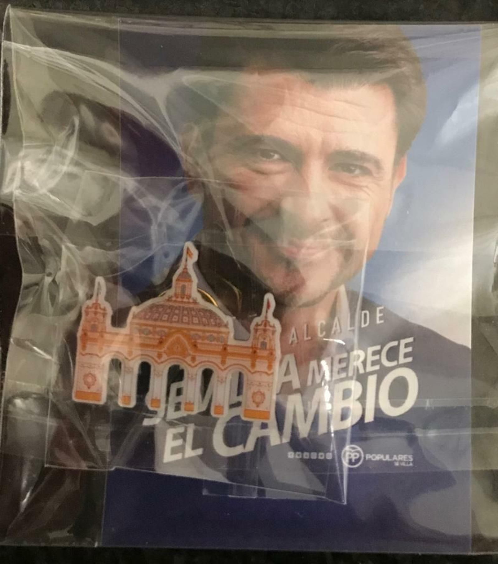 Pin de la portada con propaganda del PP.