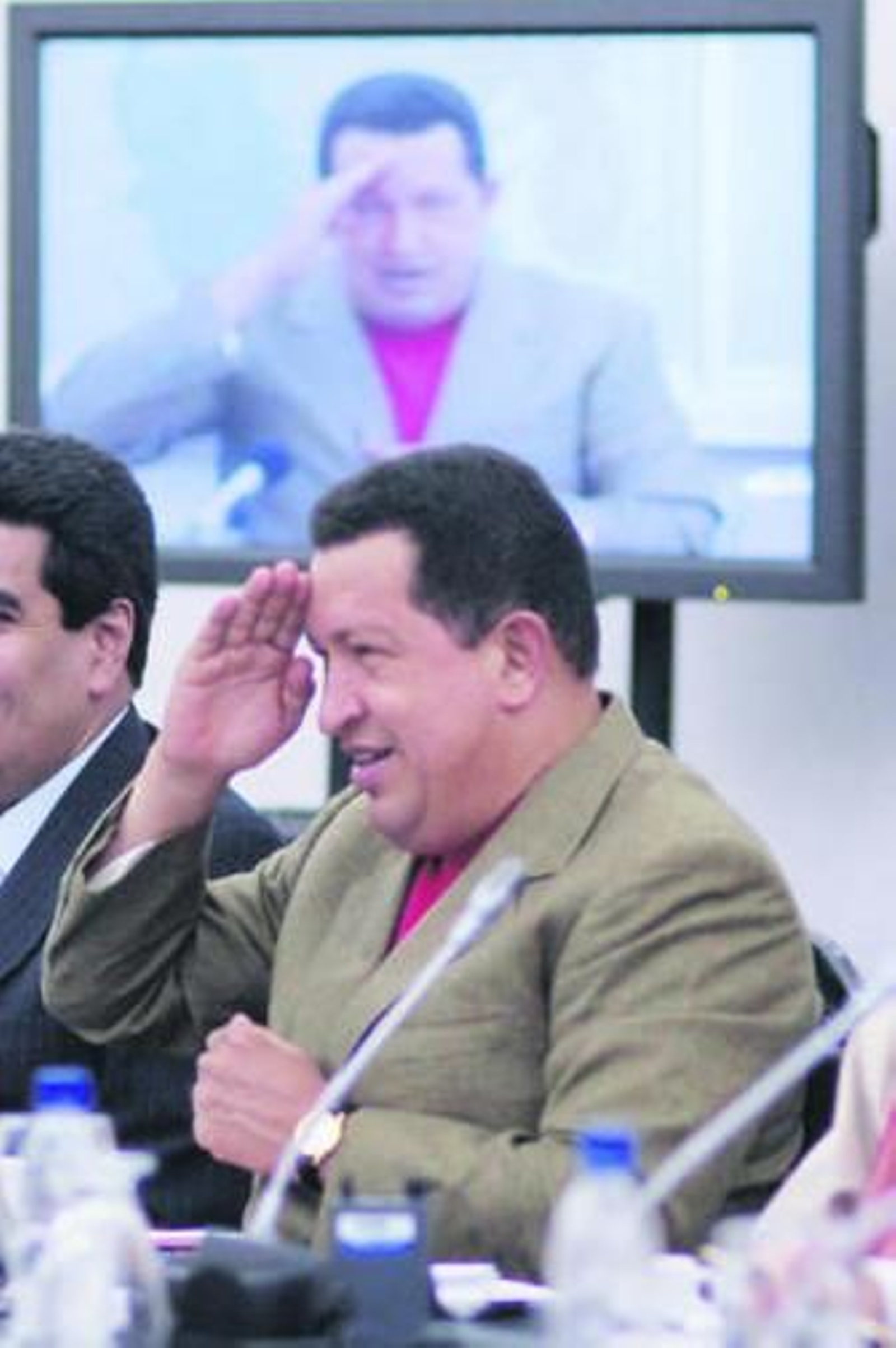 Chávez hace un saludo militar durante la reunión con su Gabinete, el miércoles en Caracas.