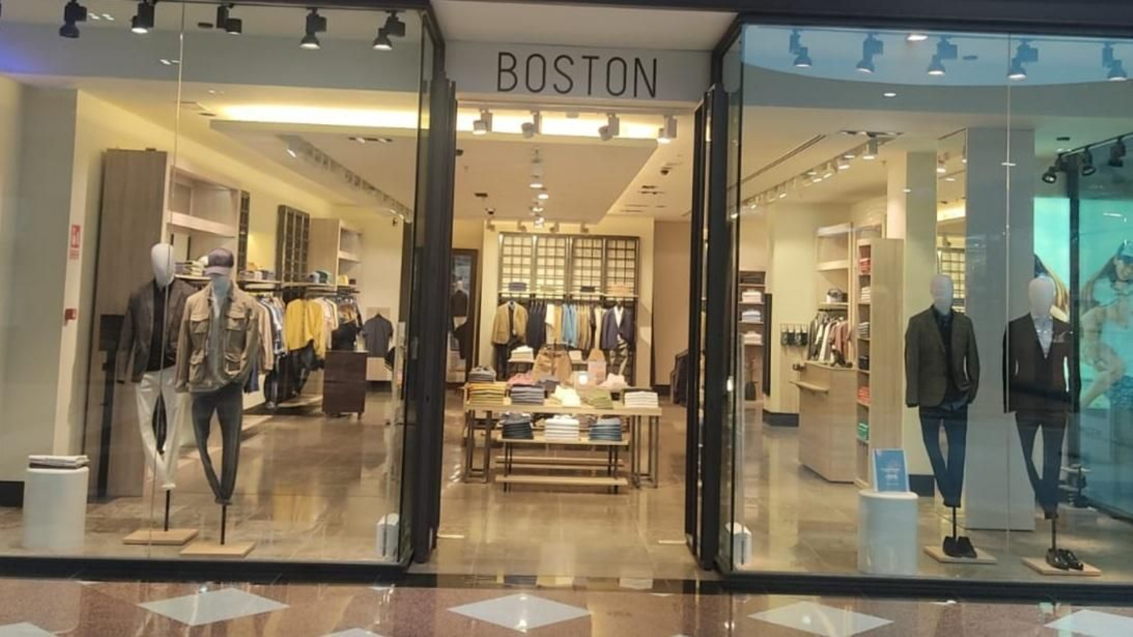 La firma de moda masculina BOSTON inaugura su tienda en el C.C. Las Dunas