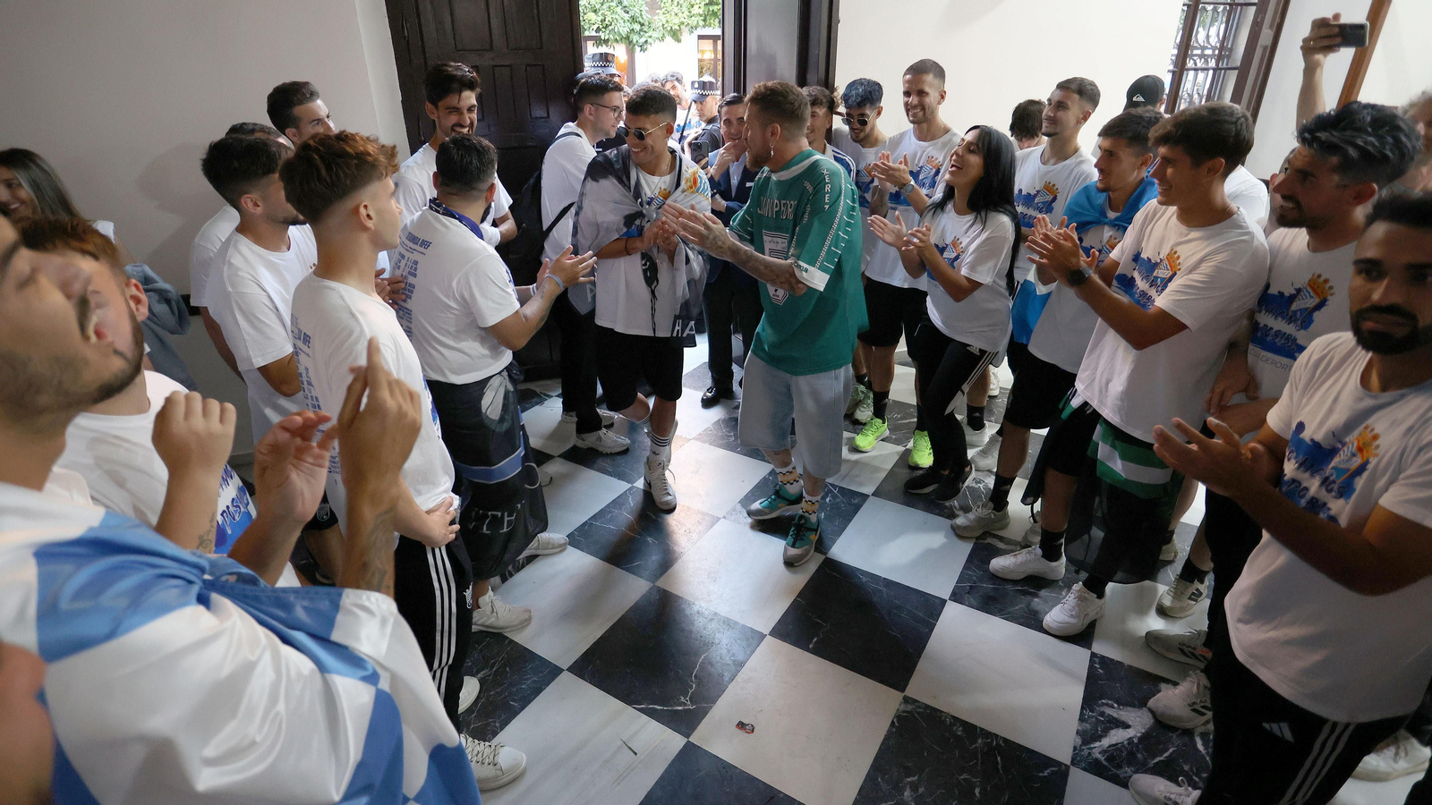Baño de masas del Xerez CD en Jerez por su ascenso