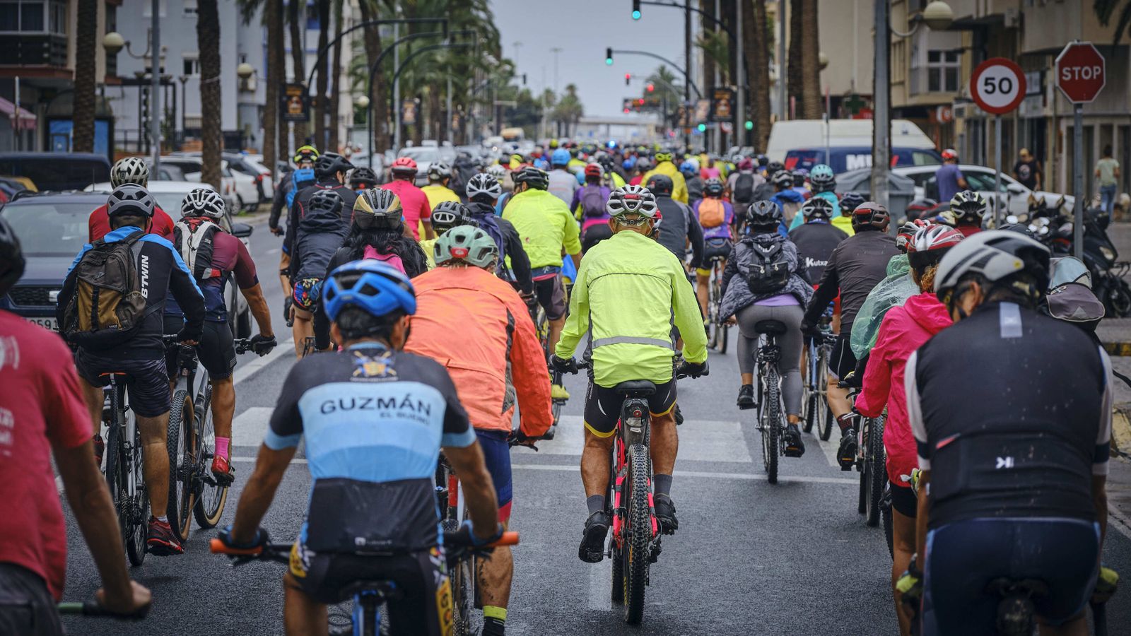 Los ciclistas marchan para salir de Cádiz por la avenida Cayetano del Toro.