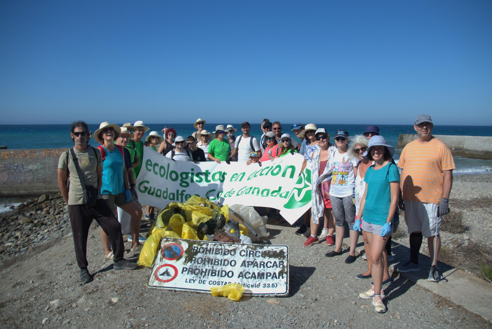 Así ha sido la jornada de limpieza de la desembocadura del río Guadalfeo en Salobreña
