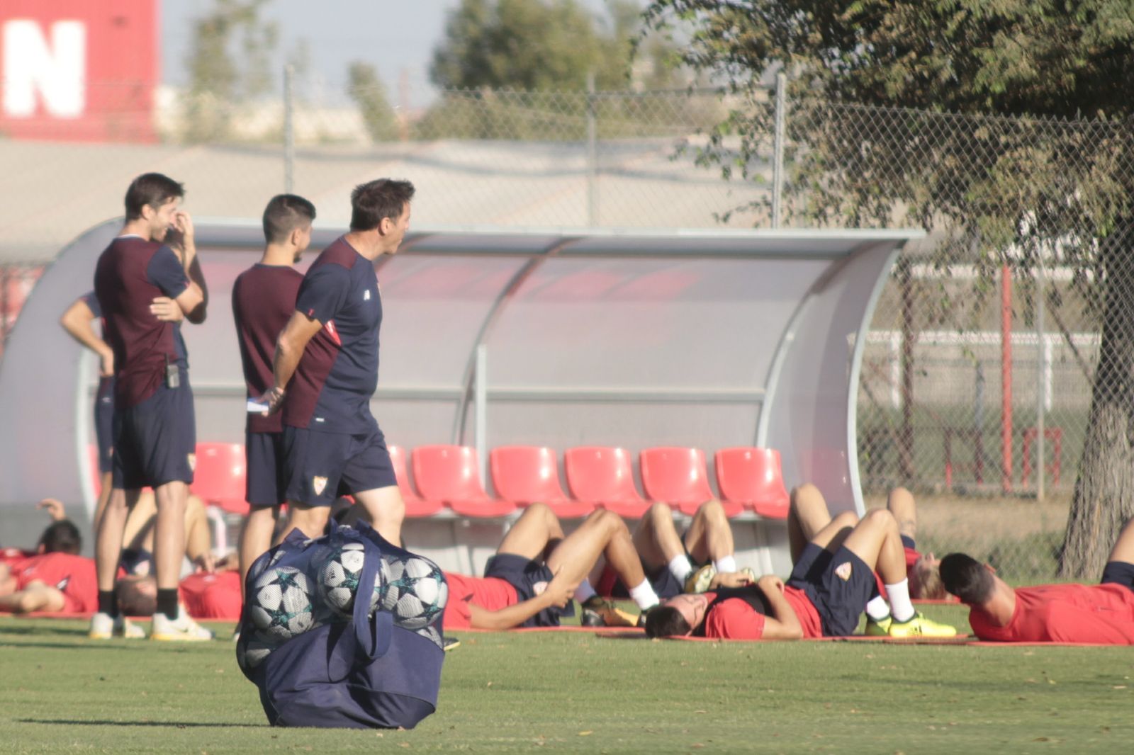 Los jugadores realizan ejercicios de estiramiento y descarga mientras Berizzo los arenga tras los balones de la Champions.
