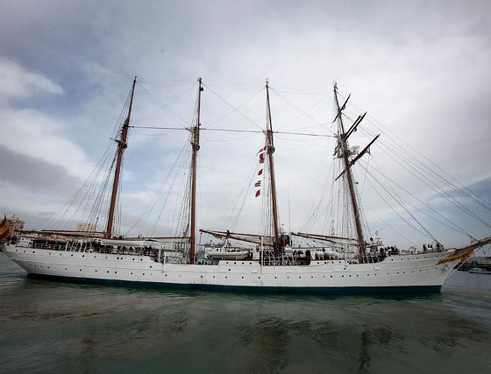 El Buque Escuela de la Armada 'Juan Sebastián de Elcano' sale de los muelles de Cádiz para iniciar su LXXXII crucero de instrucción

Foto: Jesus Marin