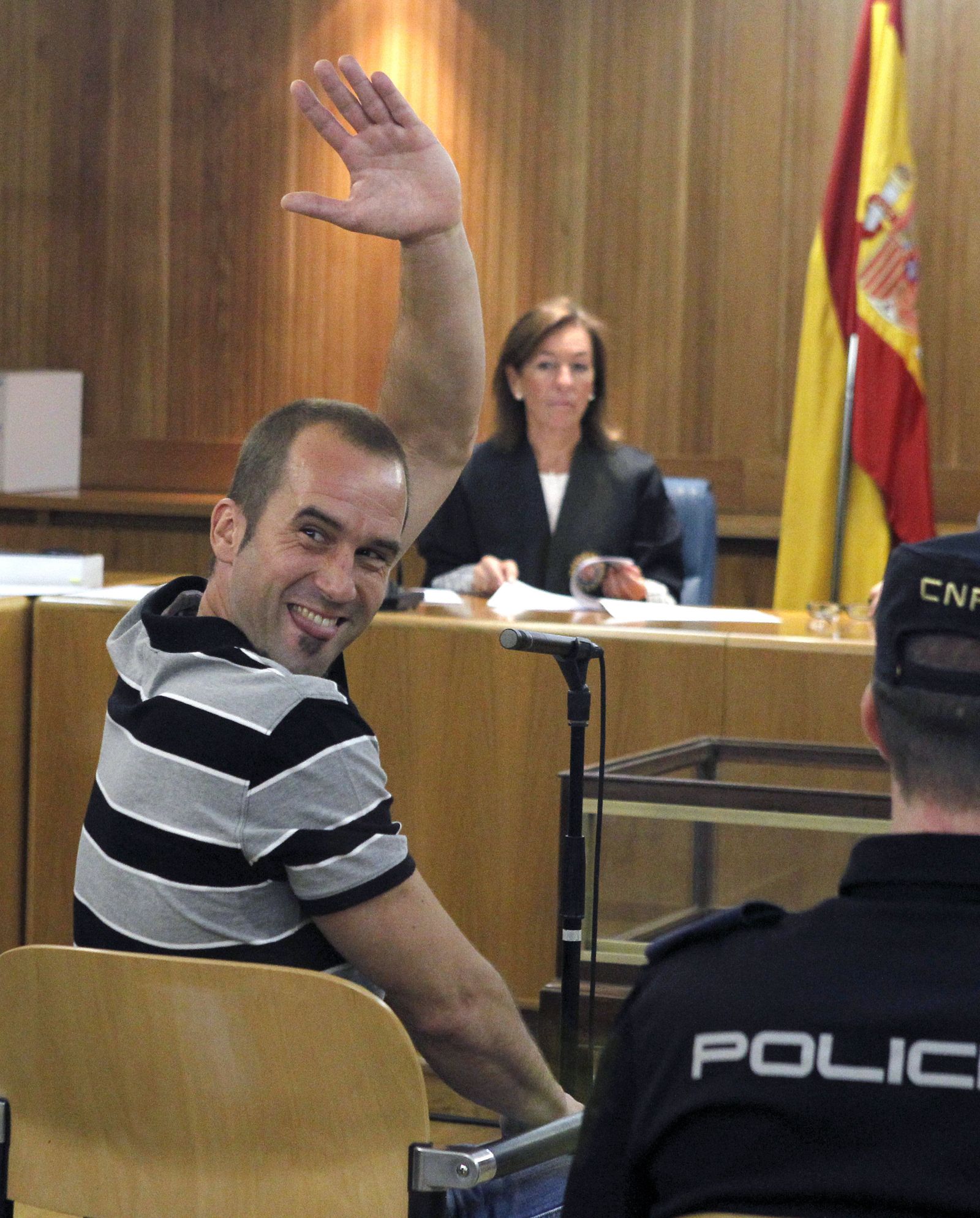 Garikoitz Aspiazu, alias 'Txeroki', saluda durante el juicio en la Audiencia Nacional en junio de 2011.